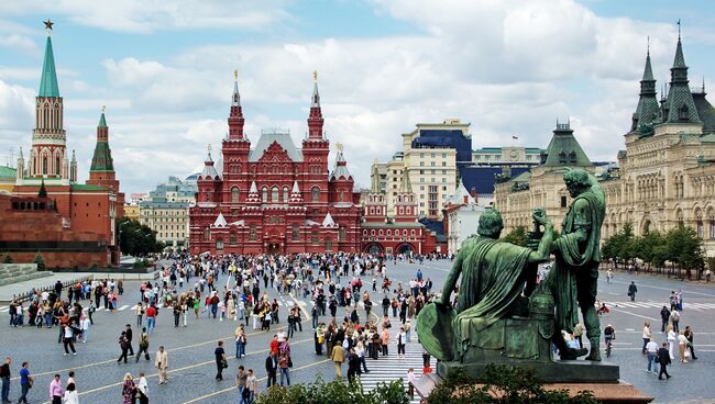 Люди на Красной площади в Москве