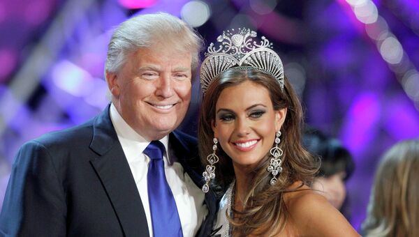 Владельец конкурса Мисс Вселенная Дональд Трамп и победительница конкурса Мисс США Эрин Брейди