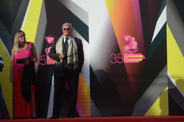 Президент Московского международного кинофестиваля Никита Михалков с женой Татьяной перед началом церемонии открытия 35-го ММКФ