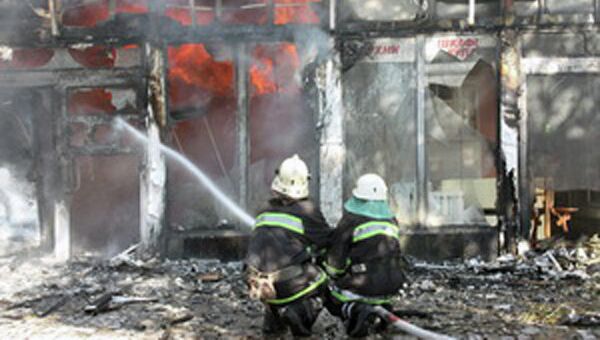 Пожар в крупном строительном магазине на территории рынка в районе железнодорожного вокзала в Донецке