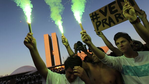 Демонстранты около Национального конгресса в Бразилии