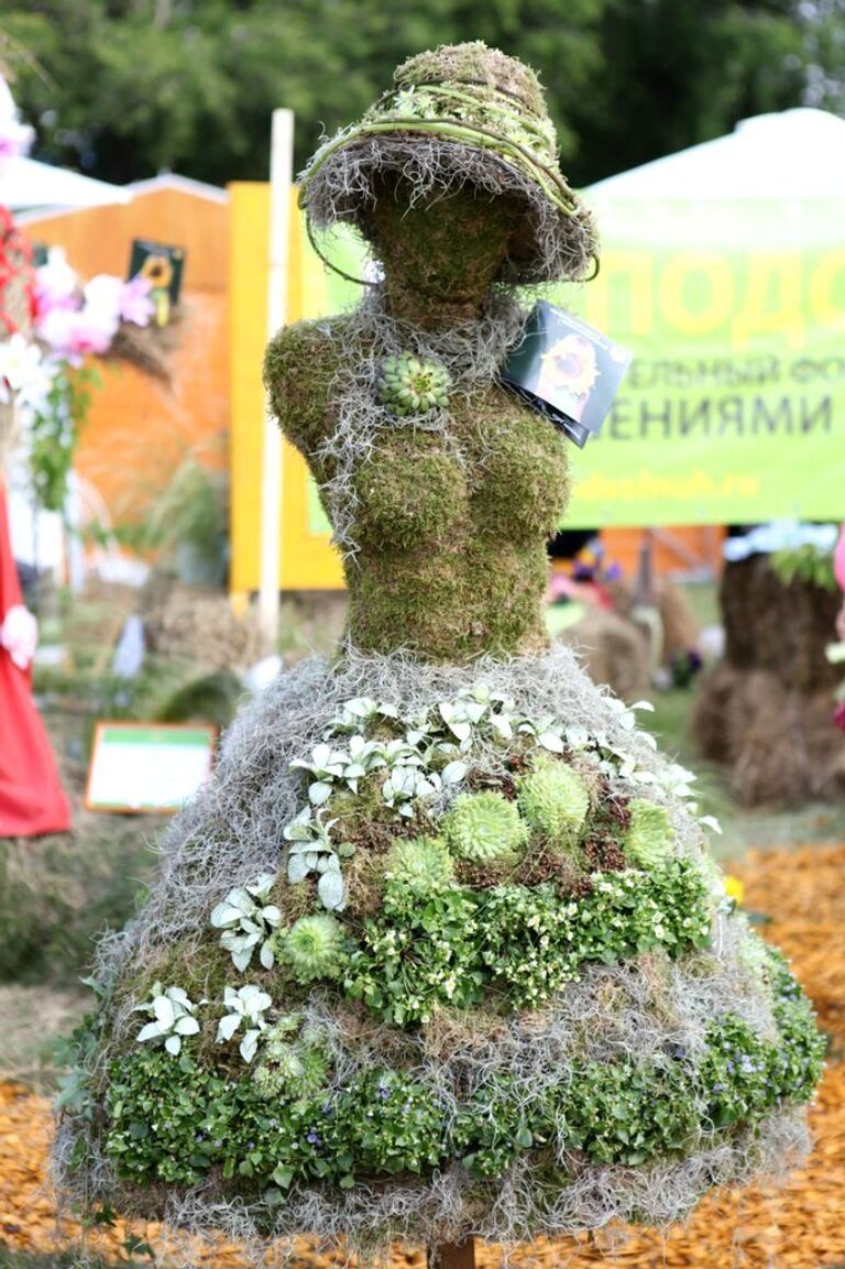 Первый в России конкурс красоты среди огородных кукол в парке им. Горького Первый в России конкурс красоты среди огородных кукол в парке им. Горького