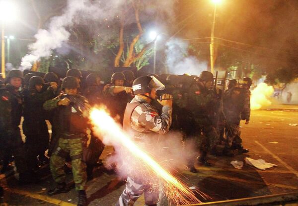 ОМОН во время столкновеения с демонстрантами в городе Белен в Бразилии