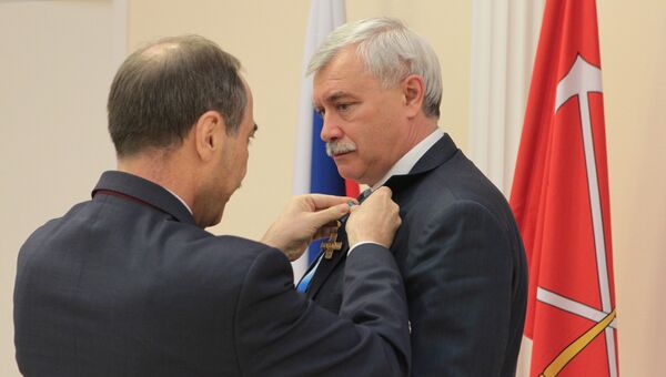Посол Болгарии в России Бойко Коцев вручает Самарский крест губернатору Петербурга Георгию Полтавченко