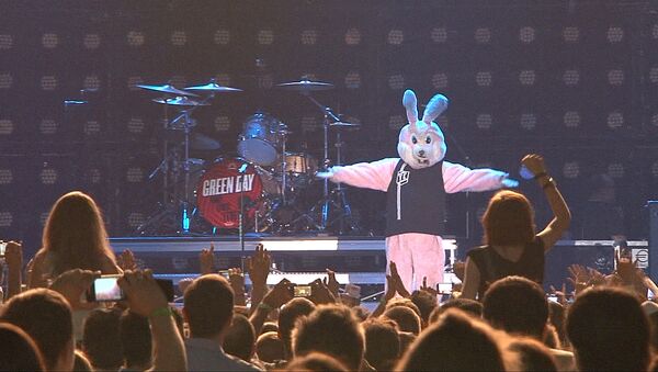 Розовый кролик развлекал публику на первом выступлении Green Day в России