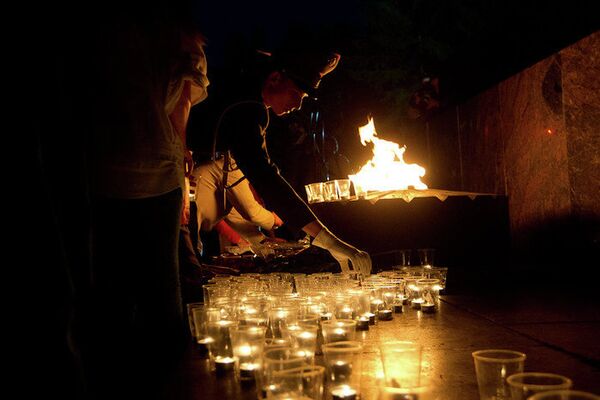Томичи зажгли свечи в День памяти и скорби
