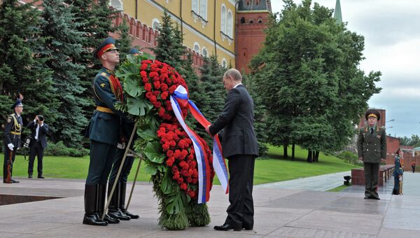 В.Путин и Д.Медведев возложили цветы к вечному огню