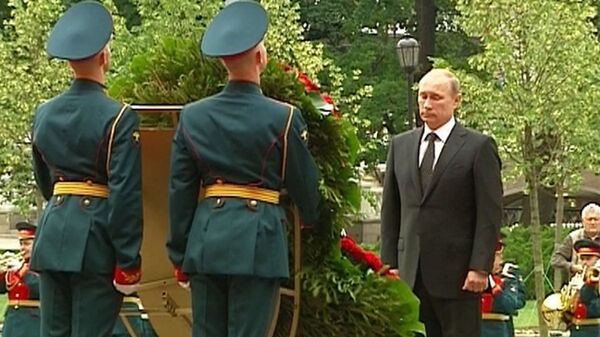 Путин возложил цветы к могиле Неизвестного солдата в День памяти и скорби