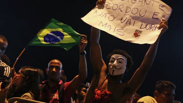 Группа протестующих перед домом губернатора штата Рио-де-Жанейро Сержио Кабрала