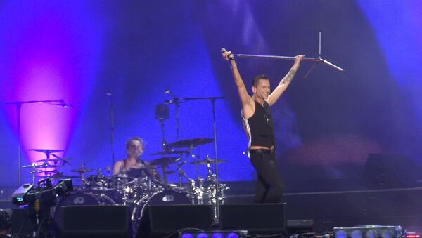 Фанаты Depeche Mode запускали бумажные самолетики на концерте группы в Москве