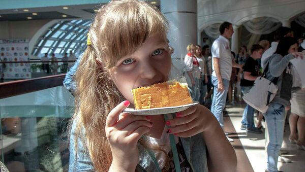 Кондитеры Новосибирска изготовили самое большое пирожное в России