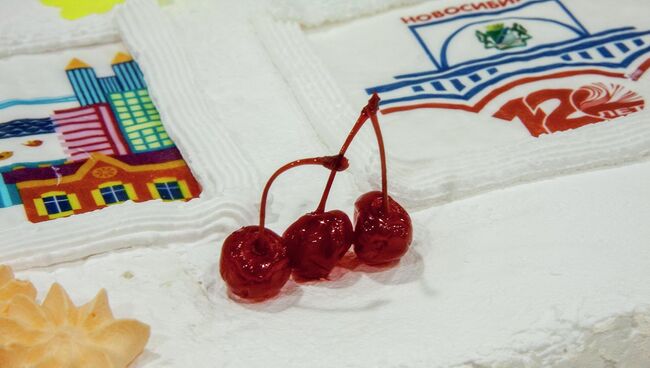 Кондитеры Новосибирска изготовили самое большое пирожное в России