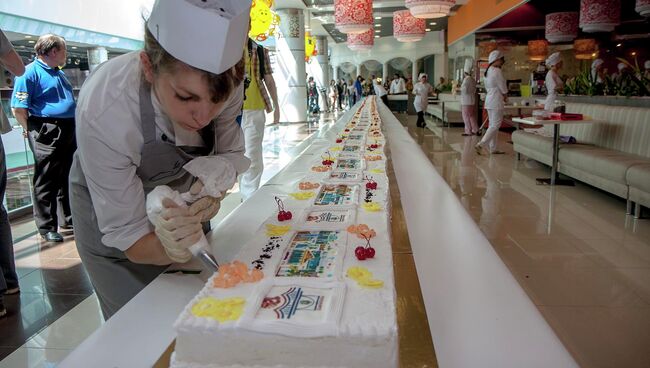 Кондитеры Новосибирска изготовили самое большое пирожное в России