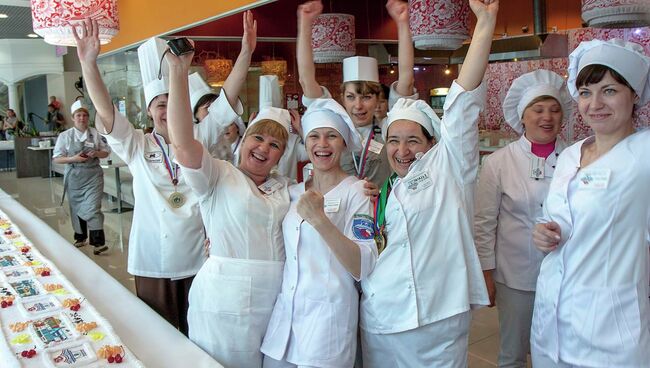 Кондитеры Новосибирска изготовили самое большое пирожное в России