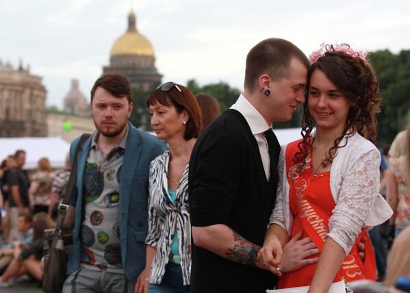 Выпускники на празднике Алые паруса в Санкт-Петербурге