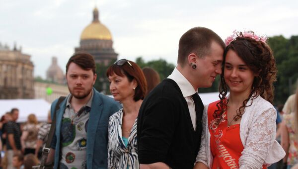 Выпускники на празднике Алые паруса в Санкт-Петербурге