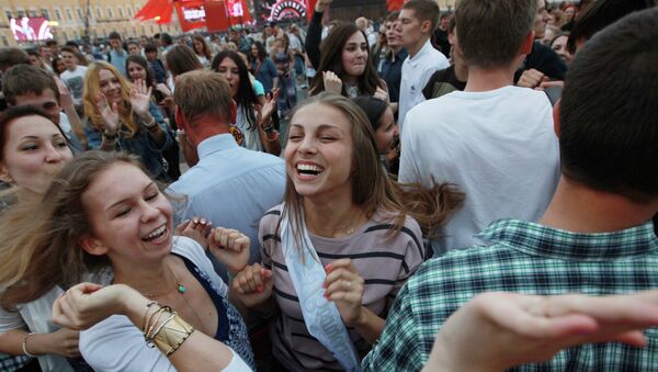 Выпускники танцуют на празднике Алые паруса в Санкт-Петербурге. Архивное фото
