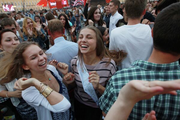 Выпускники танцуют на празднике Алые паруса в Санкт-Петербурге