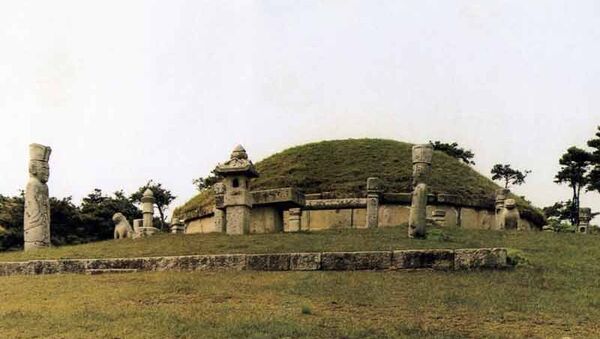 Гробница короля Ван Гона до реконструкции 1994 года - Исторические памятники и объекты города Кэсон (Корейская Народно-Демократическая Республика)