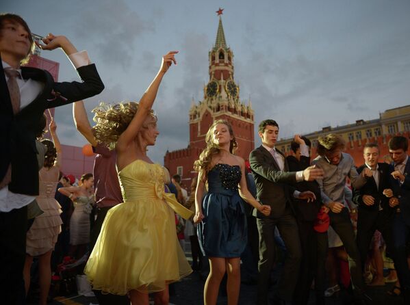 Московские выпускники отмечают окончание школы на Красной площади