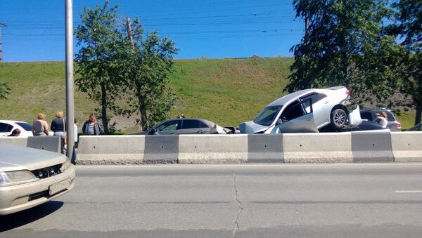 Toyota влетела на крышу Honda, после столкновения с ней в Новосибирске