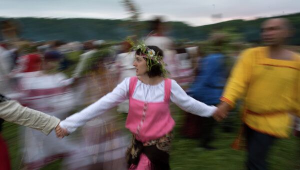 Участники празднования Купалы на Красном лугу под Малоярославцем Калужской области водят хоровод