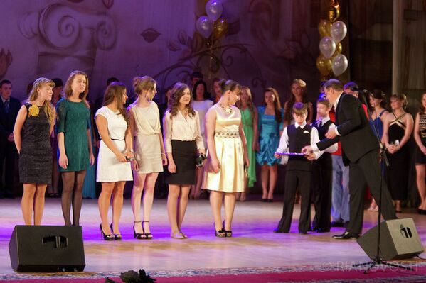 Мэр Томска поздравил выпускников-медалистов на праздничном приеме
