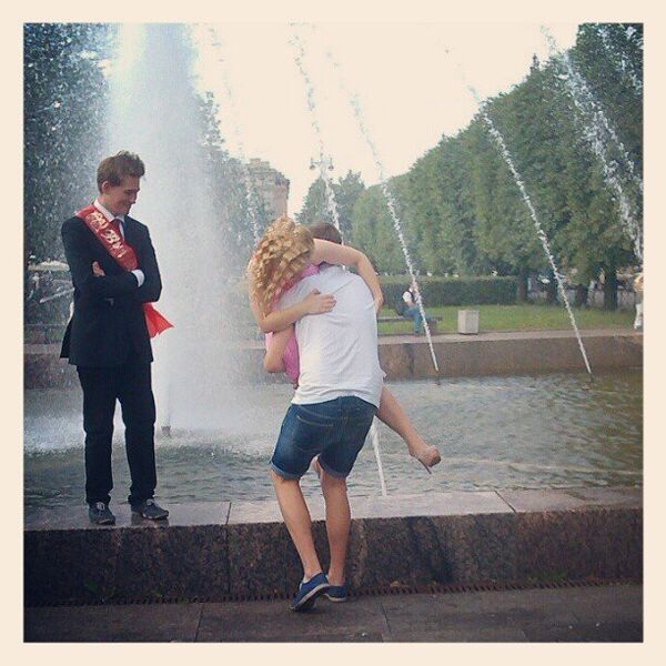 Выпускники у фонтана на Московской площади в Санкт-Петербурге