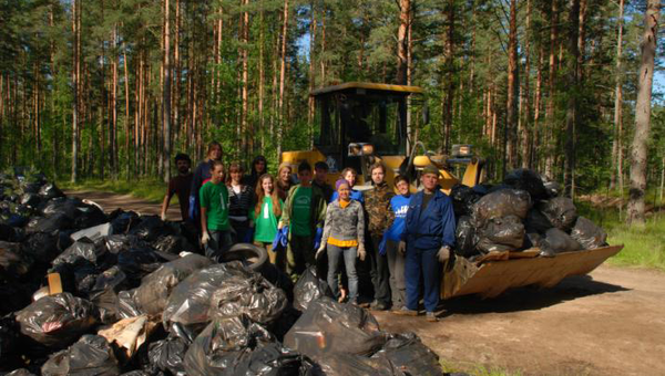 Волонтеры коалиции Pro отходы  во время сбора мусора у озера в Ленинградской области. Архив