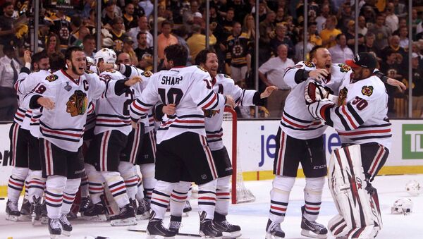 Хоккеисты Чикаго радуется победе в финале Кубка Стэнли