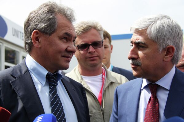 Глава ОАК Михаил Погосян (справа) и министр обороны РФ Сергей Шойгу во время посещения авиасалона в Ле Бурже