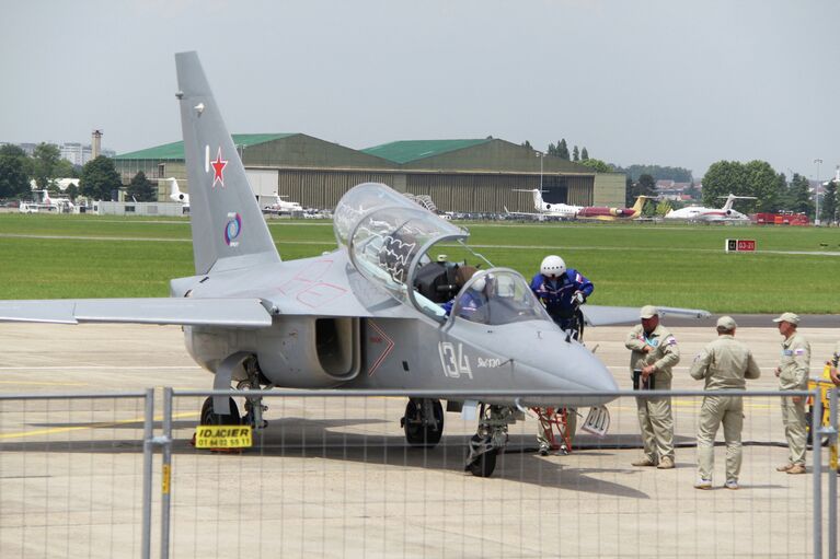 Самолет Як-130 на авиасалоне в Ле Бурже