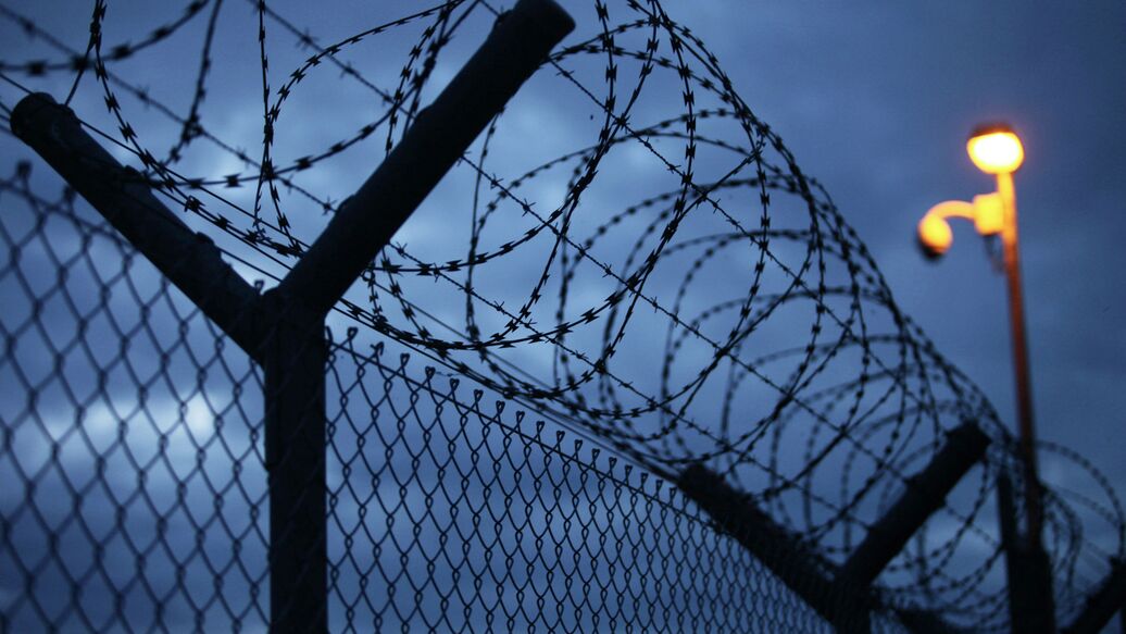 © Fotolia / Luftbildfotograf<br>Забор в тюрьме. Архивное фото