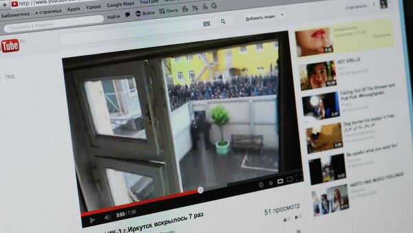 Заключенные иркутской колонии в знак протеста порезали себе руки. Видео с сайта YouTube.com