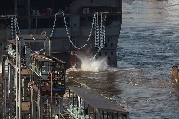 Спуск на воду кормовой части первого ДВКД Владивосток типа Мистраль