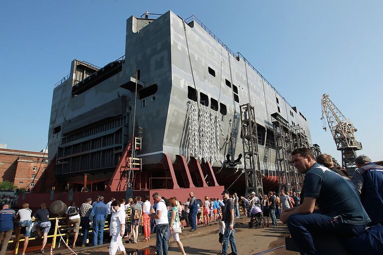 Спуск на воду кормовой части для первого вертолетоносца Мистраль