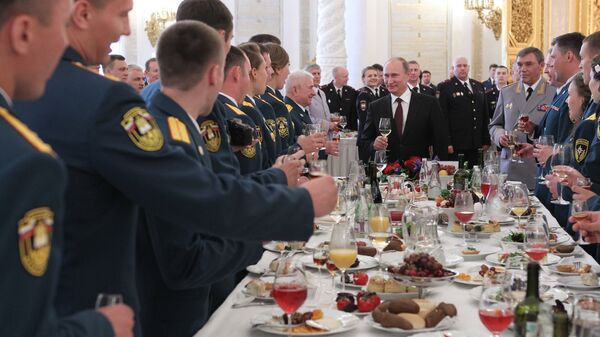 Владимир Путин на приеме в честь выпускников военных академий в Кремле