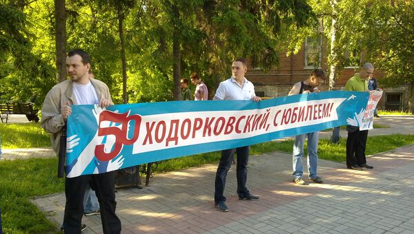 Пикет в честь дня рождения Михаила Ходорковского в Томске