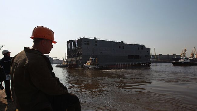 Спуск на воду кормовой части для первого вертолетоносца Мистраль