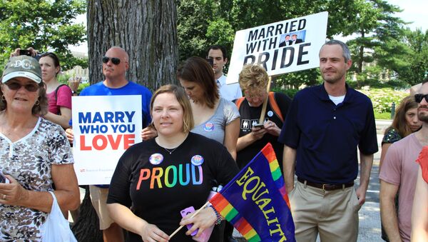 Сторонники однополых браков у здания Верховного суда в США