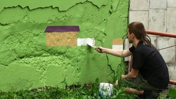 Художник расписывает подпорную стену во Владивостоке
