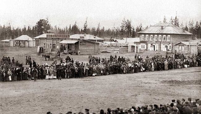 Народное гулянье на Старобазарной площади поселка Александровский