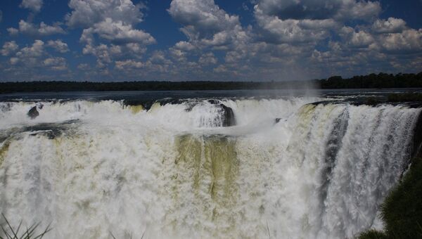 80-метровый водопад Глотка Дьявола в национальном парке Аргентины Водопады Игуасу