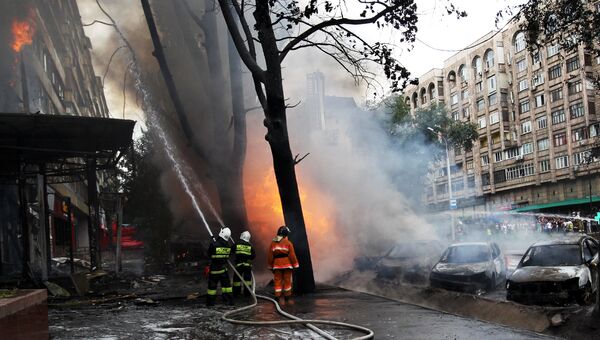 Сотрдуники пожарной службы МЧС Республики Казахстан ликвидируют очаг возгорания