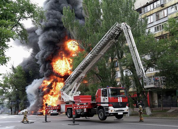 Восьмиэтажный жилой дом загорелся в Алма-Ате из-за ДТП с бензовозом
