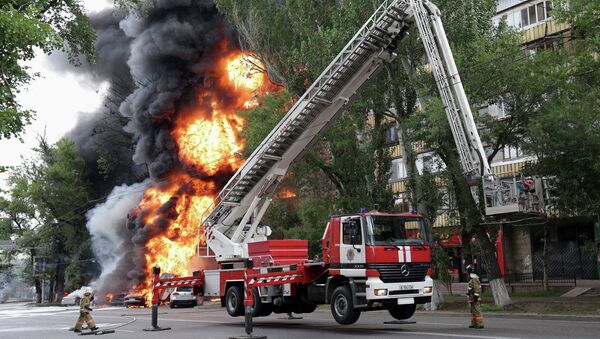 Восьмиэтажный жилой дом загорелся в Алма-Ате из-за ДТП с бензовозом