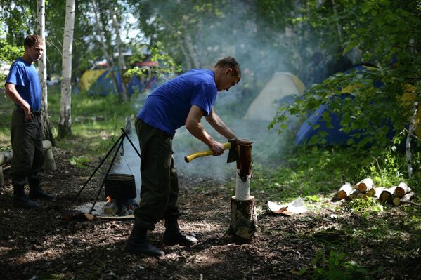 Участники поисков пропавшего 8-летнего Кости Кривошеева в базовом лагере волонтеров и спасателей в Каргатском районе Новосибирской области