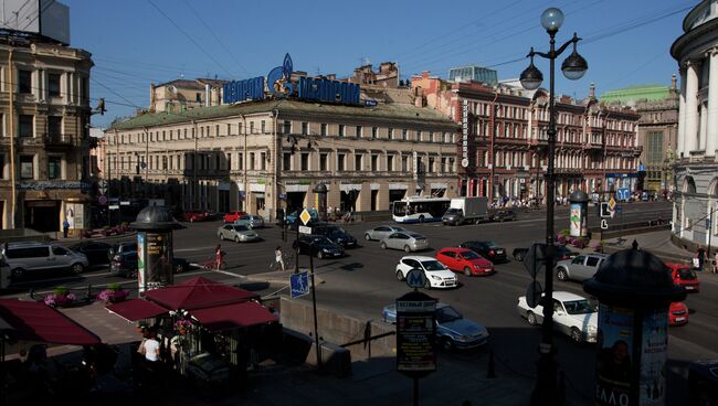 На перекрестке Невского проспекта и Садовой улицы в Петербурге