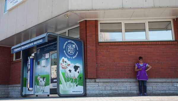 Молочный автомат у Путиловского рынка в Петербурге