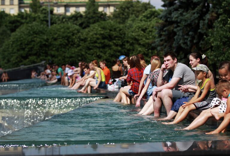 Горожане отдыхают возле фонтанного комплекса на Московской площади в Санкт-Петербурге